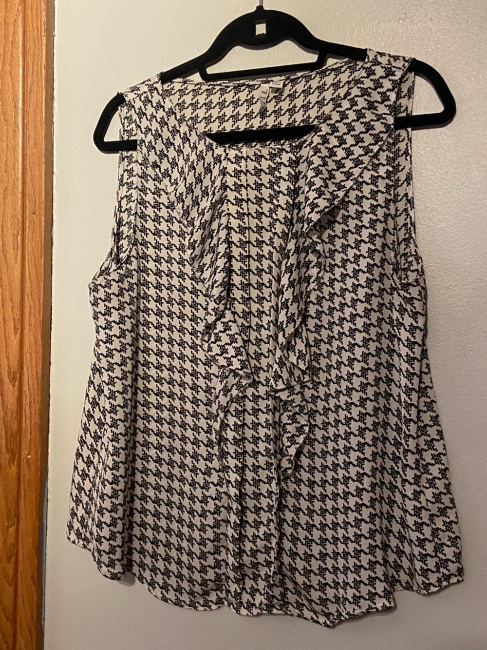 Women's Black & White Houndstooth Ruffle Sleeveless Top by Zelle size L EUC